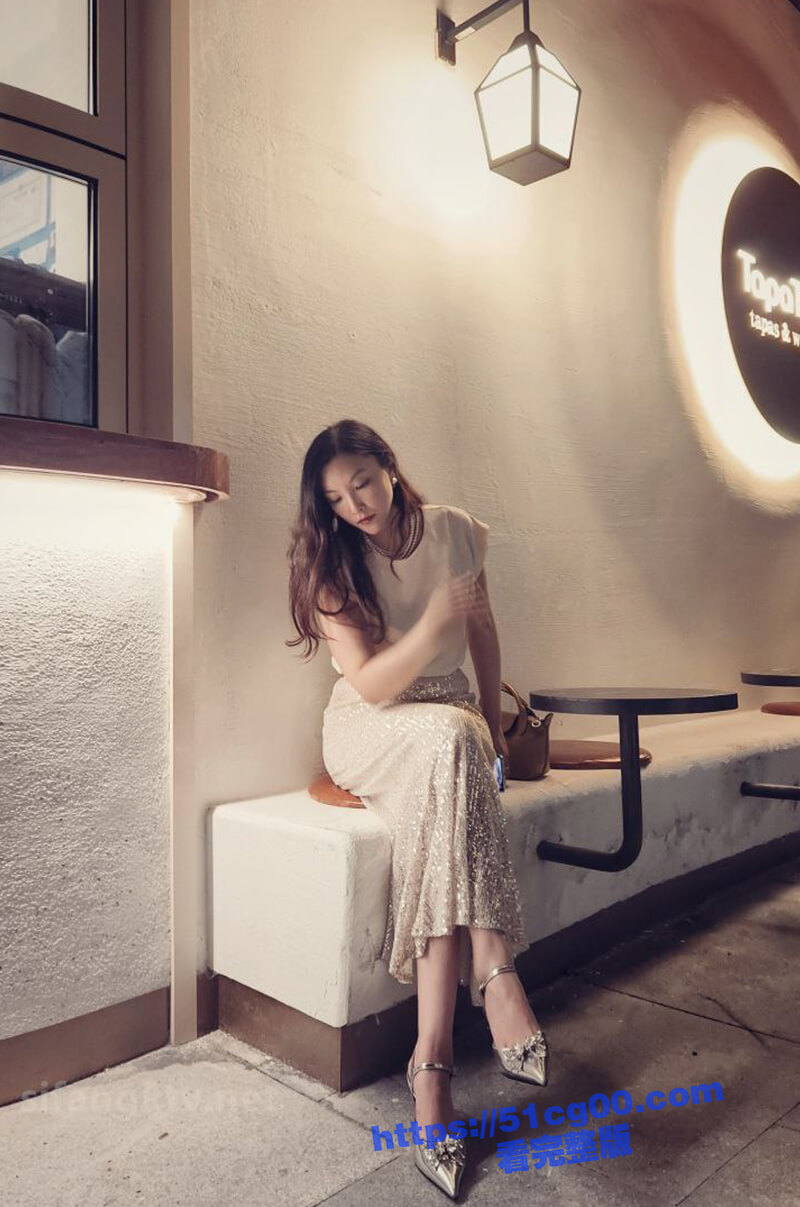 高颜值御姐网红 Veronica 性爱视频流出 九头身娇躯前凸后翘 颜射口爆韵味十足！