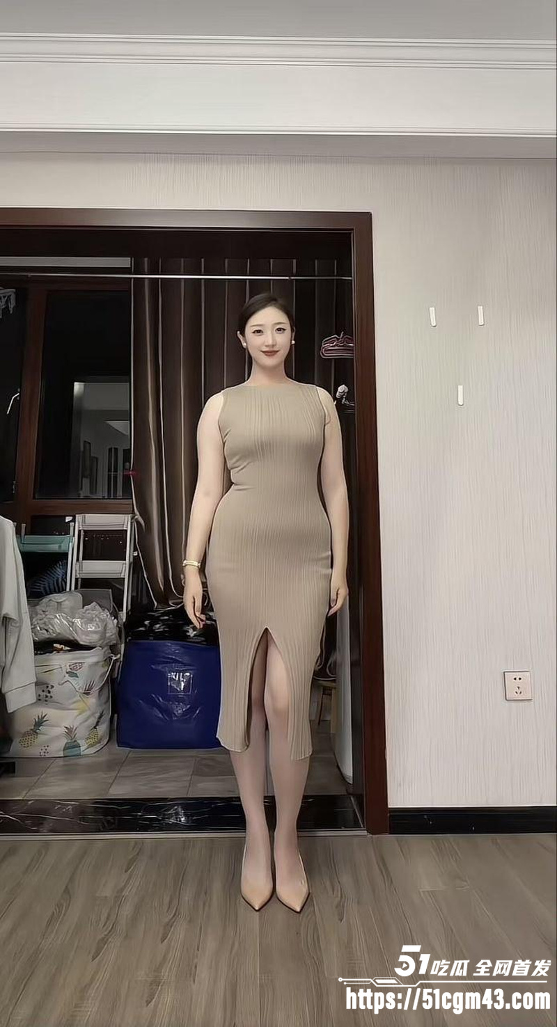 抖音网红 在在吗 定制福利自拍 性感熟妇丝袜足交 骑乘抽插肥臀夹屌