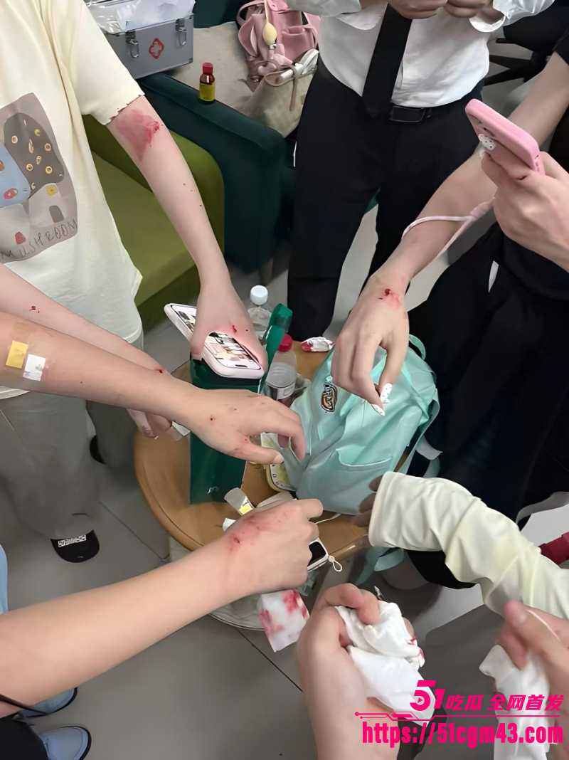 张凌赫活动现场再次上演大型饭圈失控事件 粉丝情绪失控集体狂冲 多人受伤鞋子跑丢！