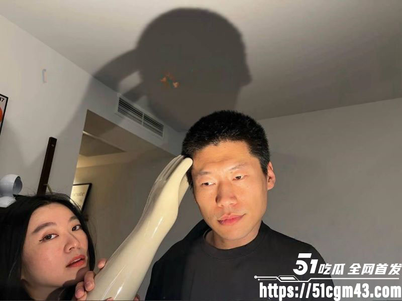 导演孔大山恋爱史彻底翻车 前女友炽灯燃实名爆料5年Pua劈腿 黄璐现身力证！