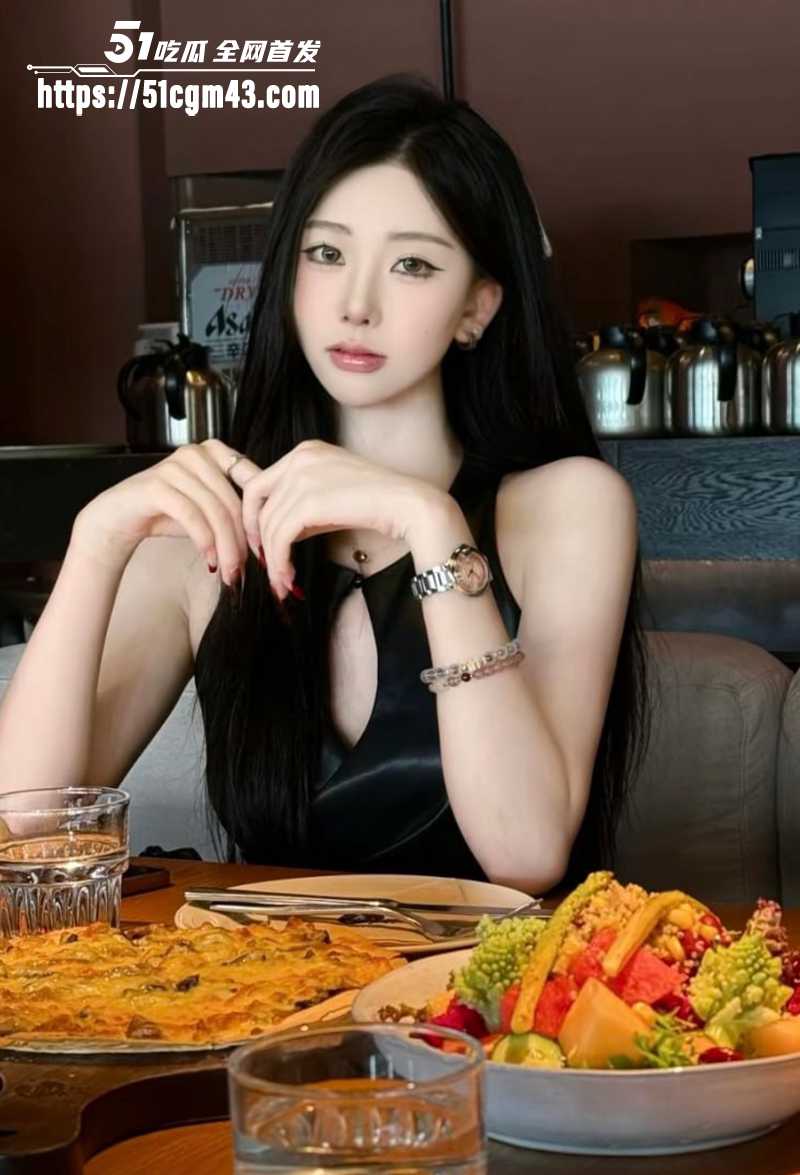 超美网红女神拜金认主 撕裆揉穴玩自慰 淫袍加身被打桩爆操