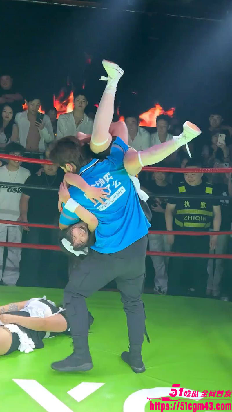 中国也有了自己的WWE 外卖小哥1V3暴打女团 策划真他妈是个天气才！