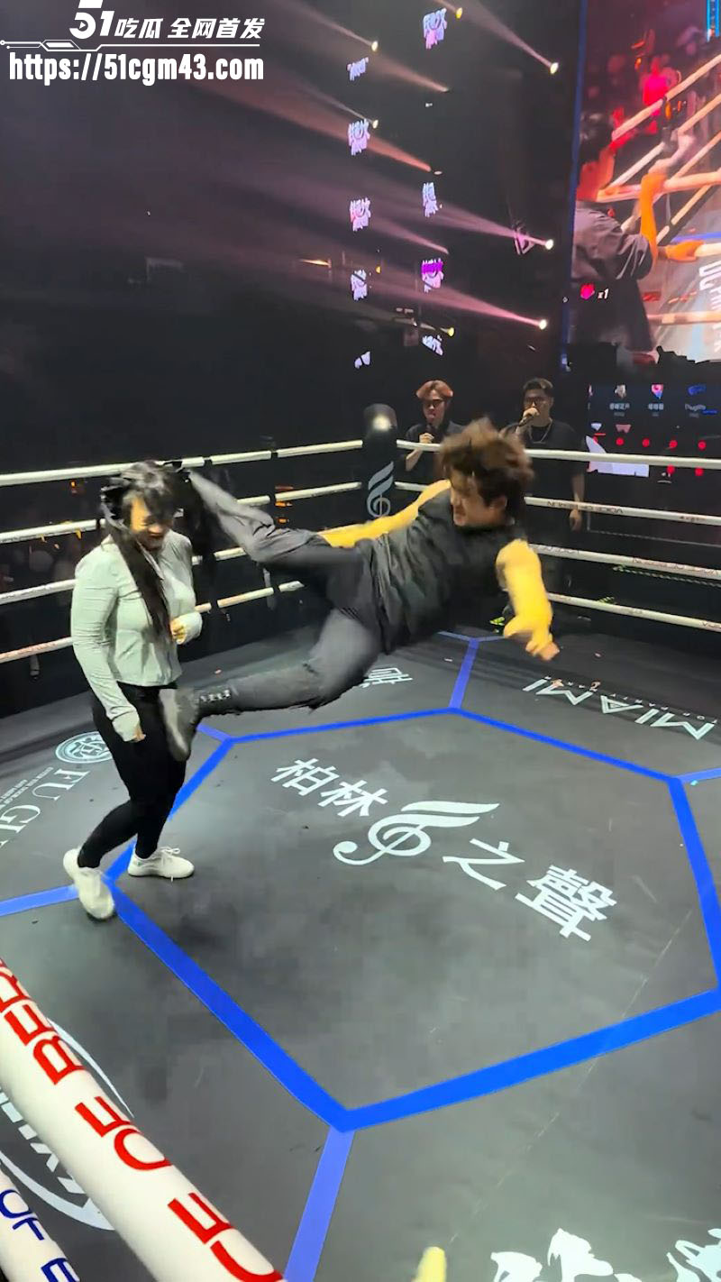 中国也有了自己的WWE 外卖小哥1V3暴打女团 策划真他妈是个天气才！