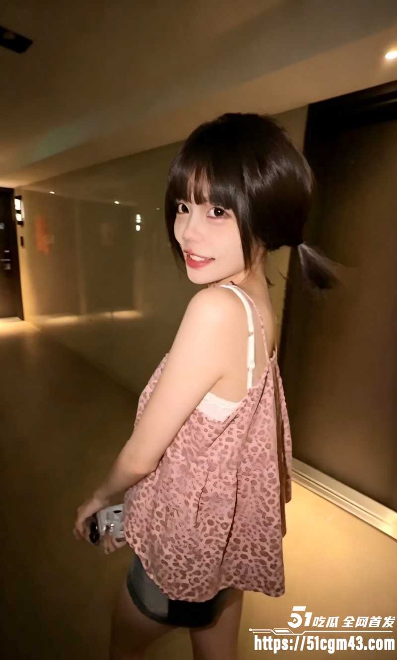 越南网红 KittyKitty 楼梯间玩擦边博流量 引发万人求更 短发辣妹沉迷追求刺激！