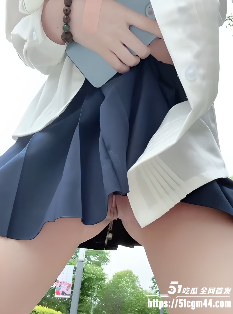推特福利姬 tuzaibaby兔崽 白色JK少女服 公园户外真空露出自慰 刺激爆表！