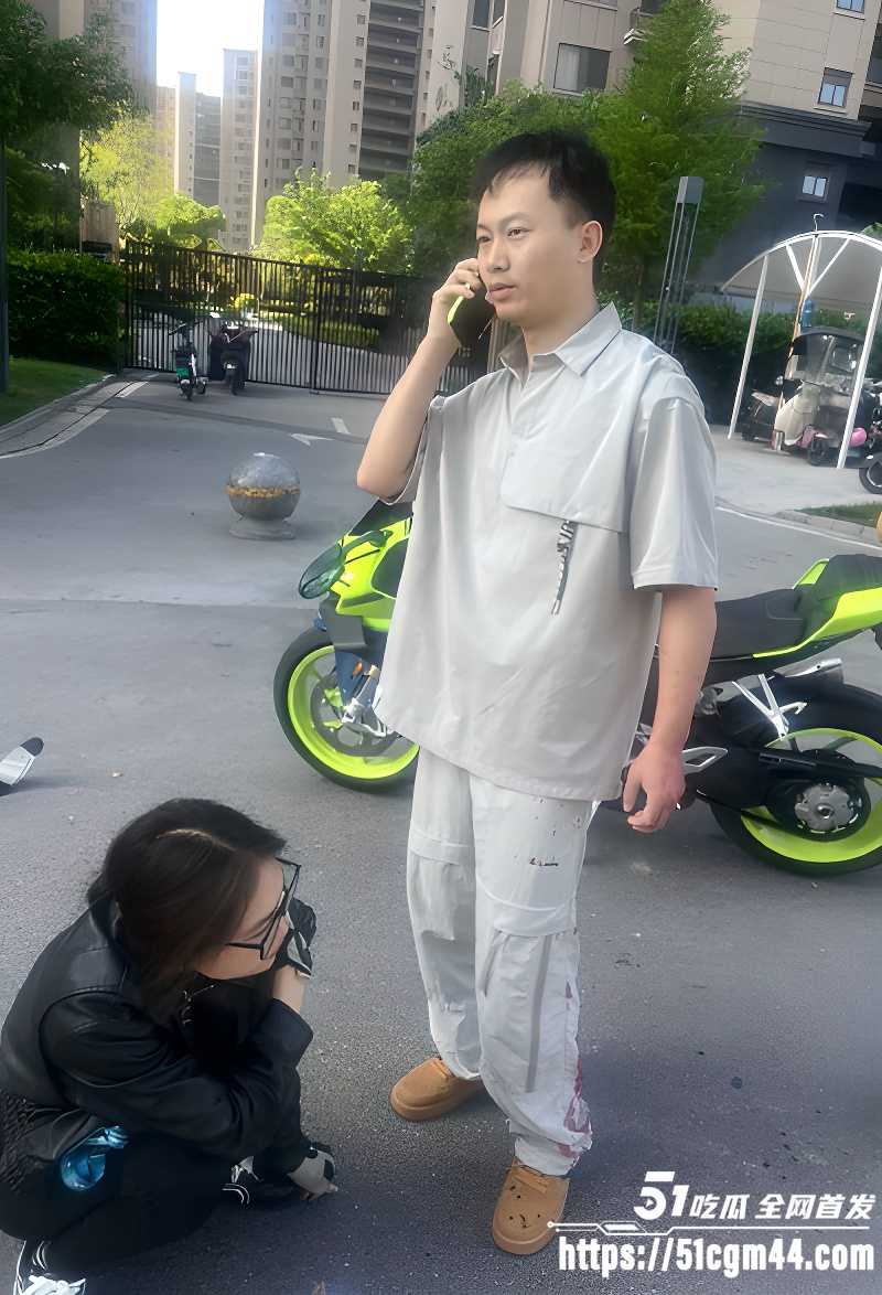 江苏男子当街怒砍淫妻奸夫 因其四年三次出轨 带野汉回家竟被亲妹抓包 