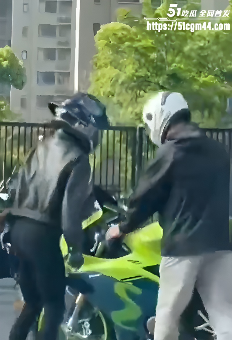 江苏男子当街怒砍淫妻奸夫 因其四年三次出轨 带野汉回家竟被亲妹抓包 
