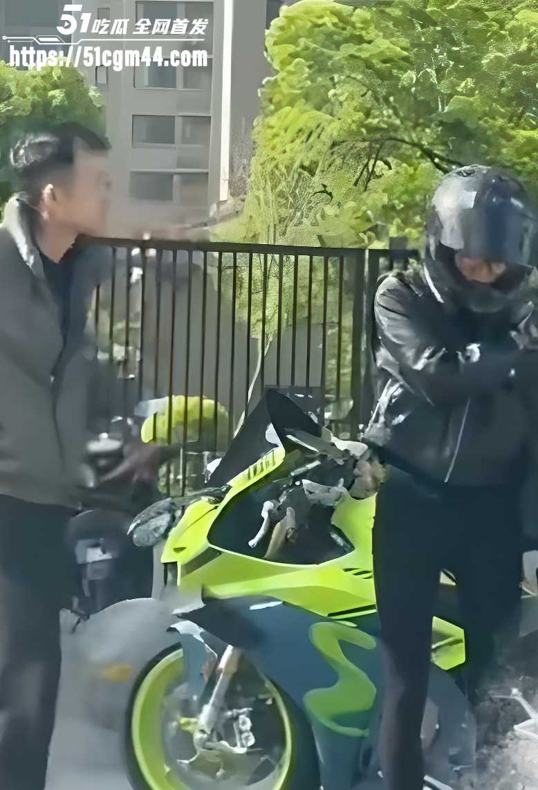 江苏男子当街怒砍淫妻奸夫 因其四年三次出轨 带野汉回家竟被亲妹抓包 