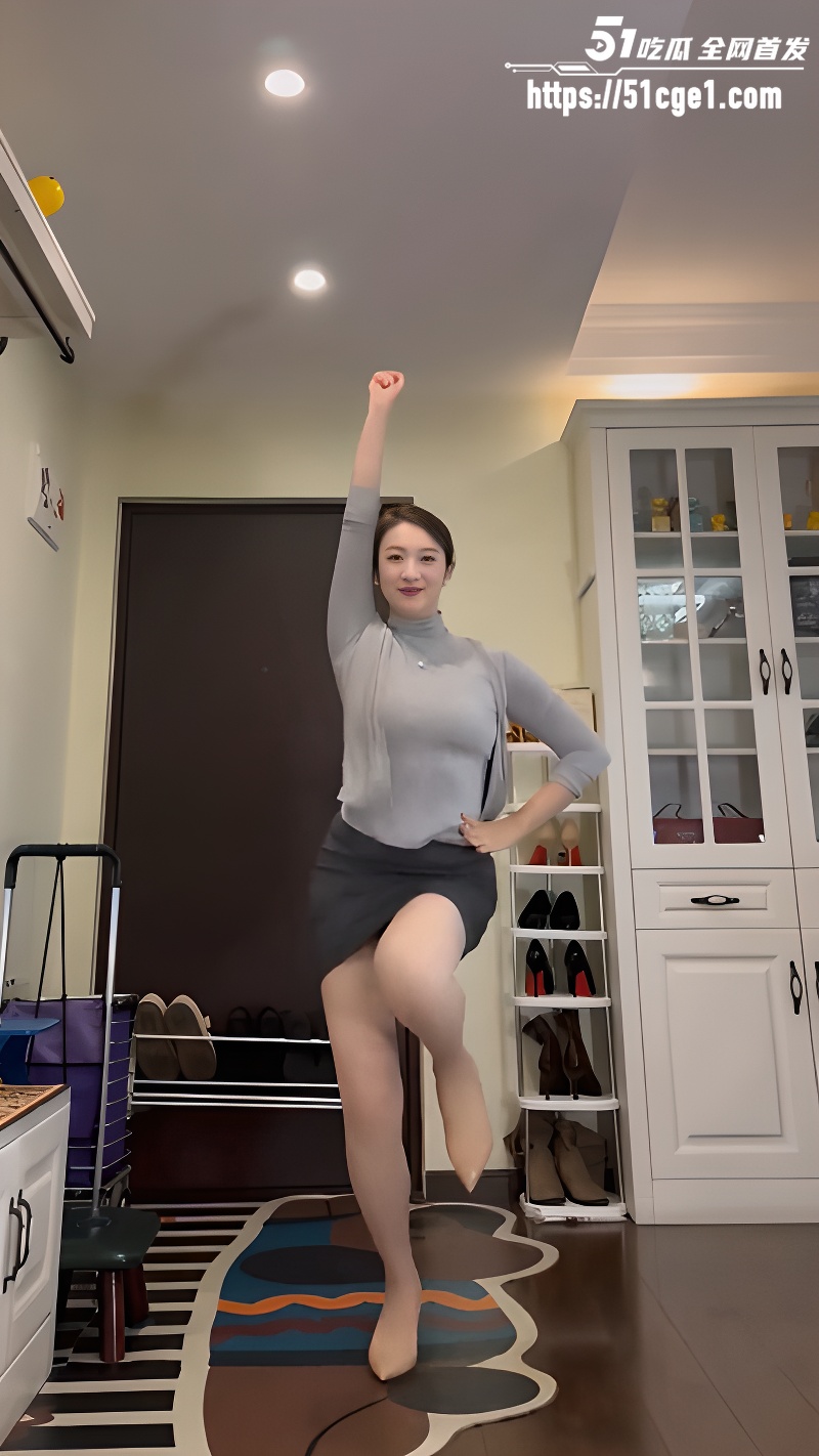 抖音少妇网红 在在吗 为赚奶粉钱下海 身穿制服上演御姐诱惑 性感舞姿诱惑不断！