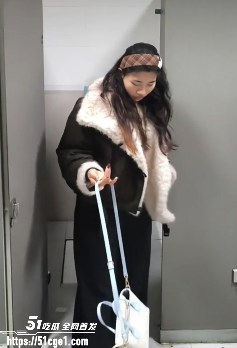 河北地质大学厕拍引流血冲突 女生受伤飙血 硬刚反杀偷拍渣男