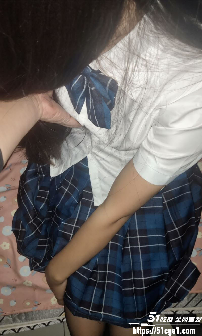 海角 19岁小亚 穿闺蜜JK制服配黑丝 绝对领域让人呼吸加速 堪称一场青春肉体盛宴