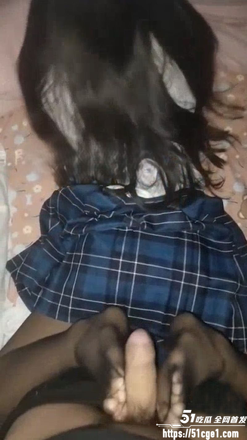 海角 19岁小亚 穿闺蜜JK制服配黑丝 绝对领域让人呼吸加速 堪称一场青春肉体盛宴