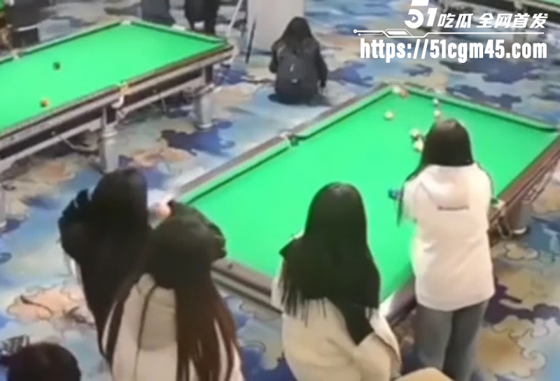 海口台球厅砍人视频爆火 双刀姐妹花血战五女 下死手刀刀奔着夺命