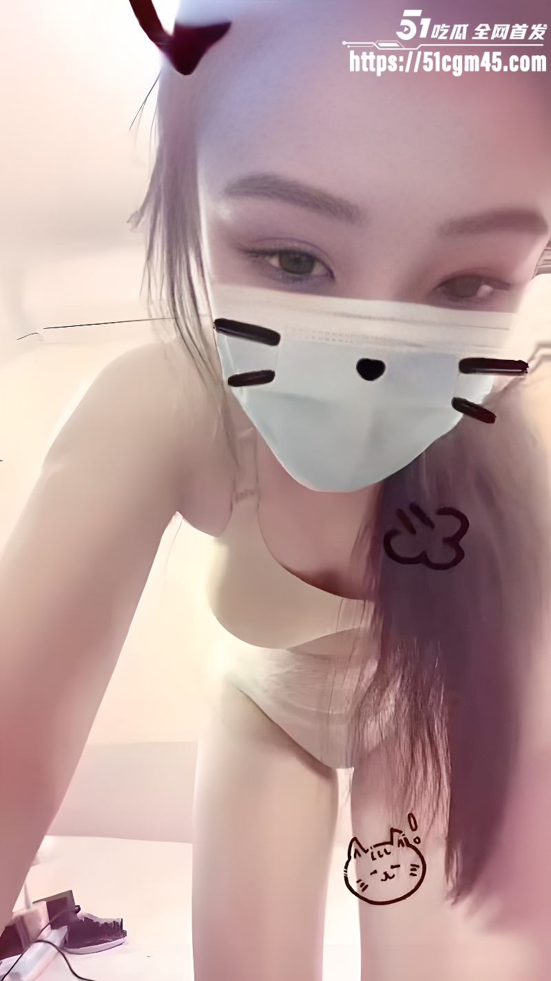 抖音擦边女神 歪梨 裸舞合集 性感情趣装掰逼自慰 满手经血扣动不止！