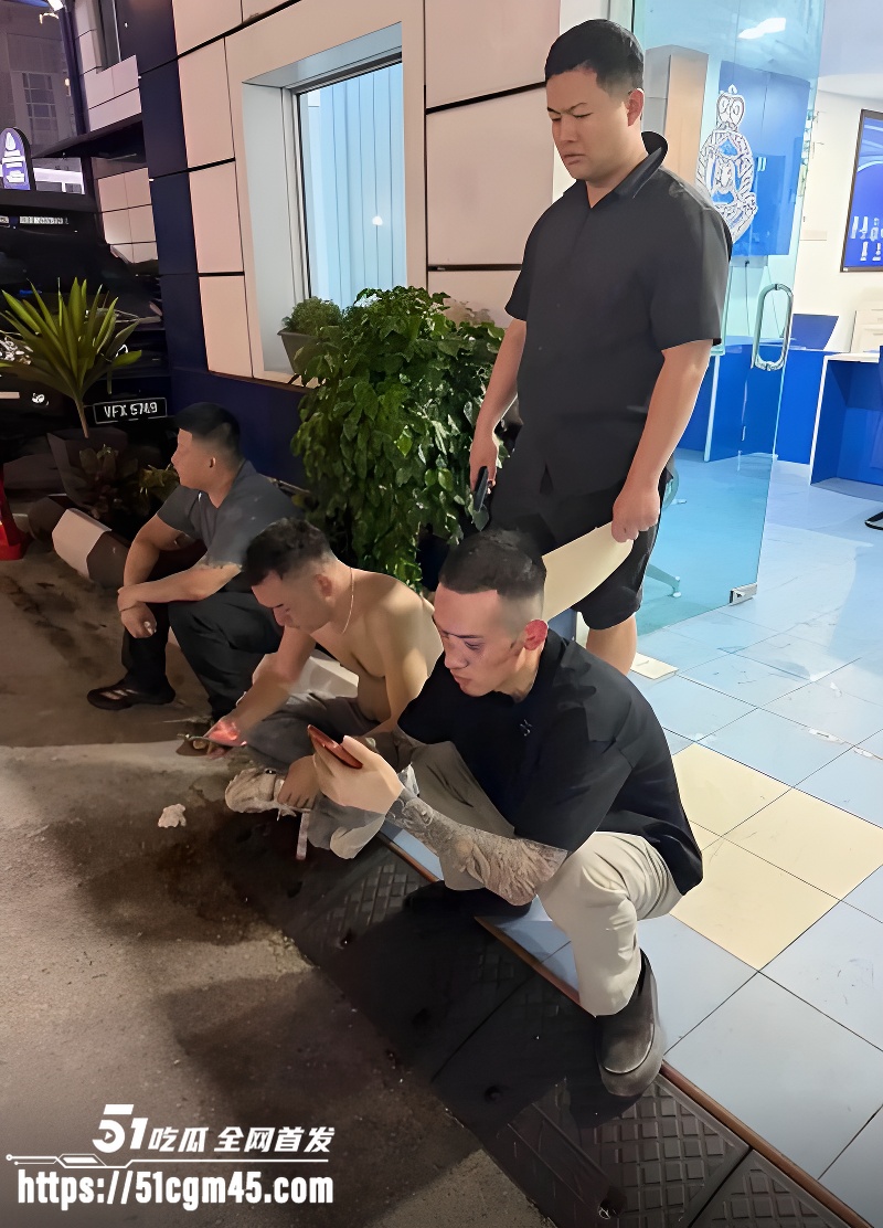 抖音网红 aka刀枪不入 马来西亚装逼遭围殴 监控视频流出 被打成狗 惨状曝光！