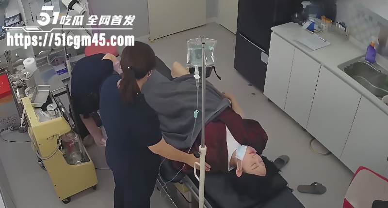 韩国妇产科检查监控流出 丰满少妇美腿大开检查蜜穴 场面火辣尽显偷窥淫欲