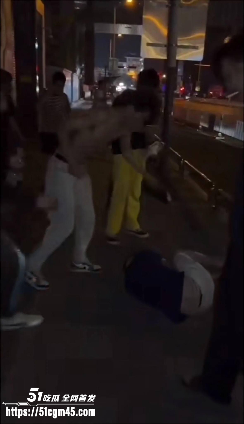 徐州精神小伙暴揍俄罗斯老外 苏宁广场辱华惨遭群殴 这才是我们该有的血性 