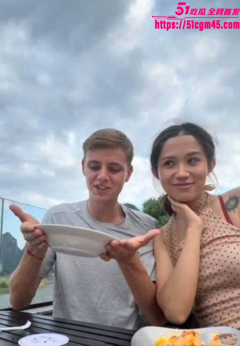 西安麻辣烫女孩彻底暴走 直播怒喷网友 携手英国博主全国旅游挑衅 嚣张至极！