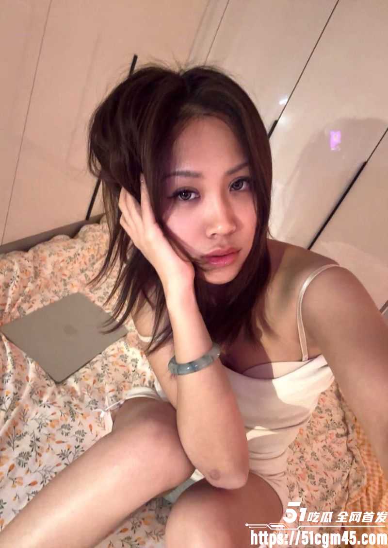 西安麻辣烫女孩彻底暴走 直播怒喷网友 携手英国博主全国旅游挑衅 嚣张至极！