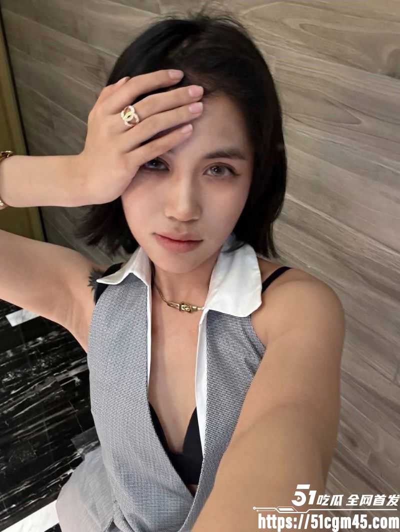 西安麻辣烫女孩彻底暴走 直播怒喷网友 携手英国博主全国旅游挑衅 嚣张至极！