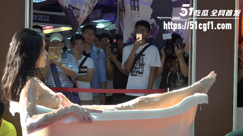 台湾成人展现场 极品模特公开泡澡 雪白巨乳狂晃 画面香艳爆棚！