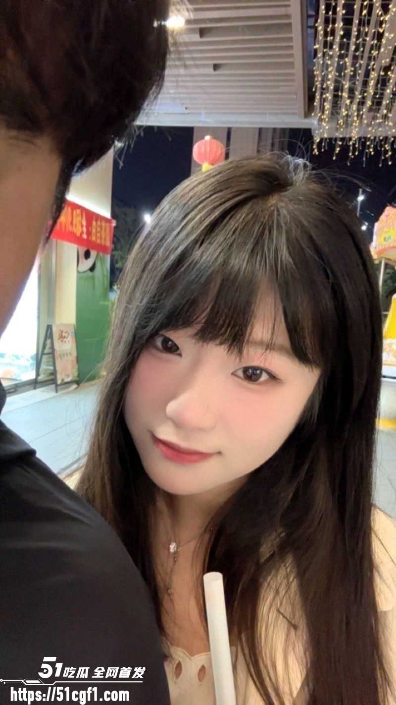 高颜值齐刘海萌妹床上被干边玩手机 清纯外表下松弛感直接拉满