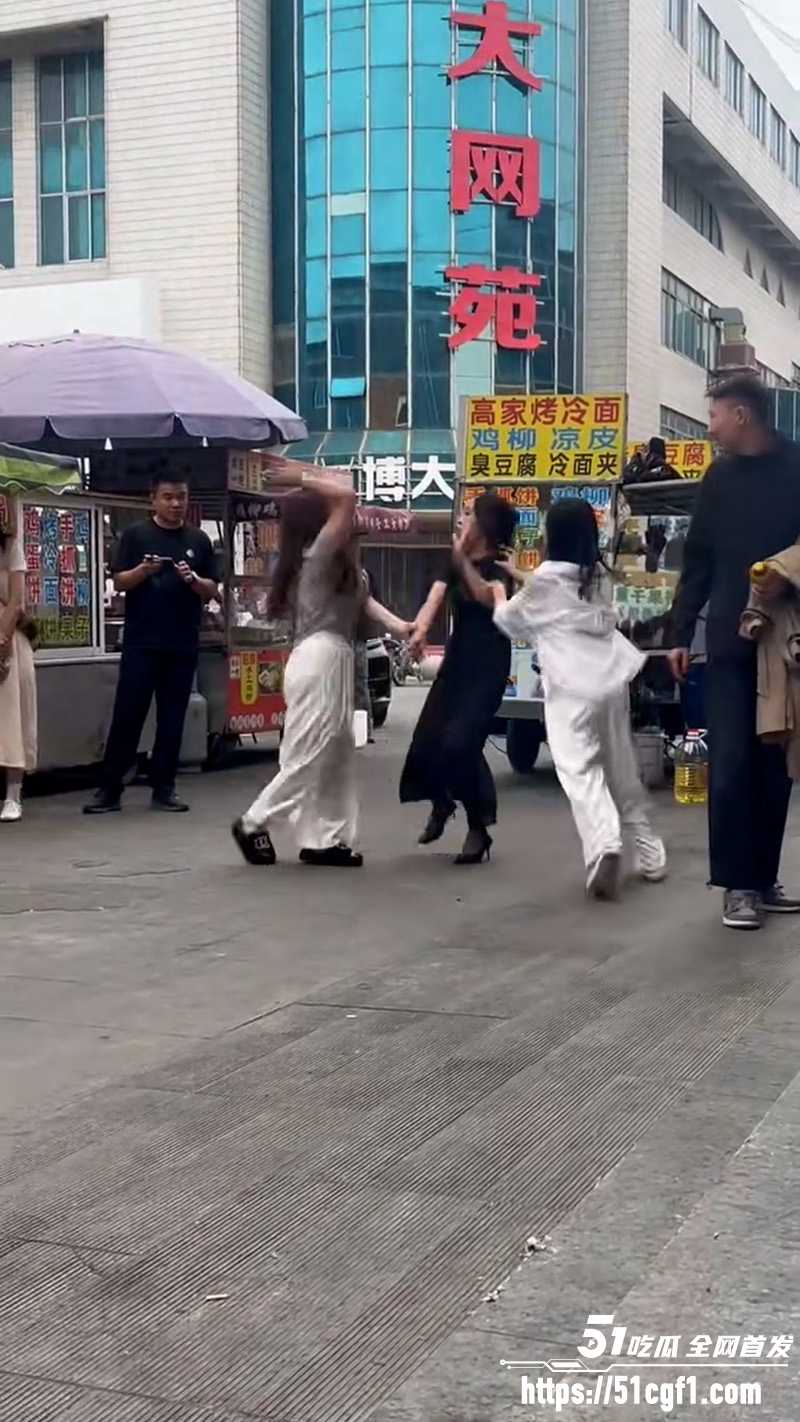 熊岳火车站黑丝高跟鞋一打二 丝毫不落下风 正妻抓小三 三女当场撕逼大乱斗