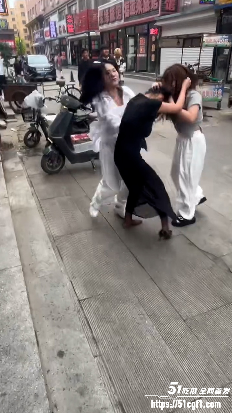 熊岳火车站黑丝高跟鞋一打二 丝毫不落下风 正妻抓小三 三女当场撕逼大乱斗
