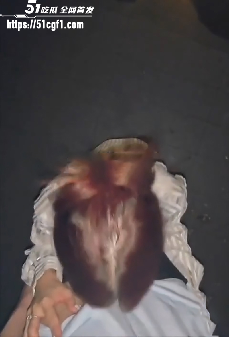 原创博主 亲姐的诱惑 在邻居家门口乱伦苟且 姐姐被干哇哇乱叫！