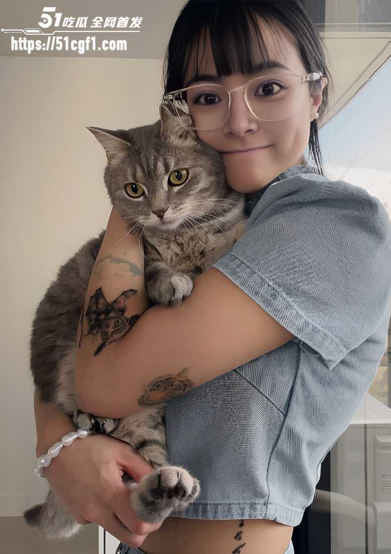 纹身咖啡师 ABBEY 早期自慰性爱视频 被男友蹂躏美乳猛干蜜穴 骚得不行！