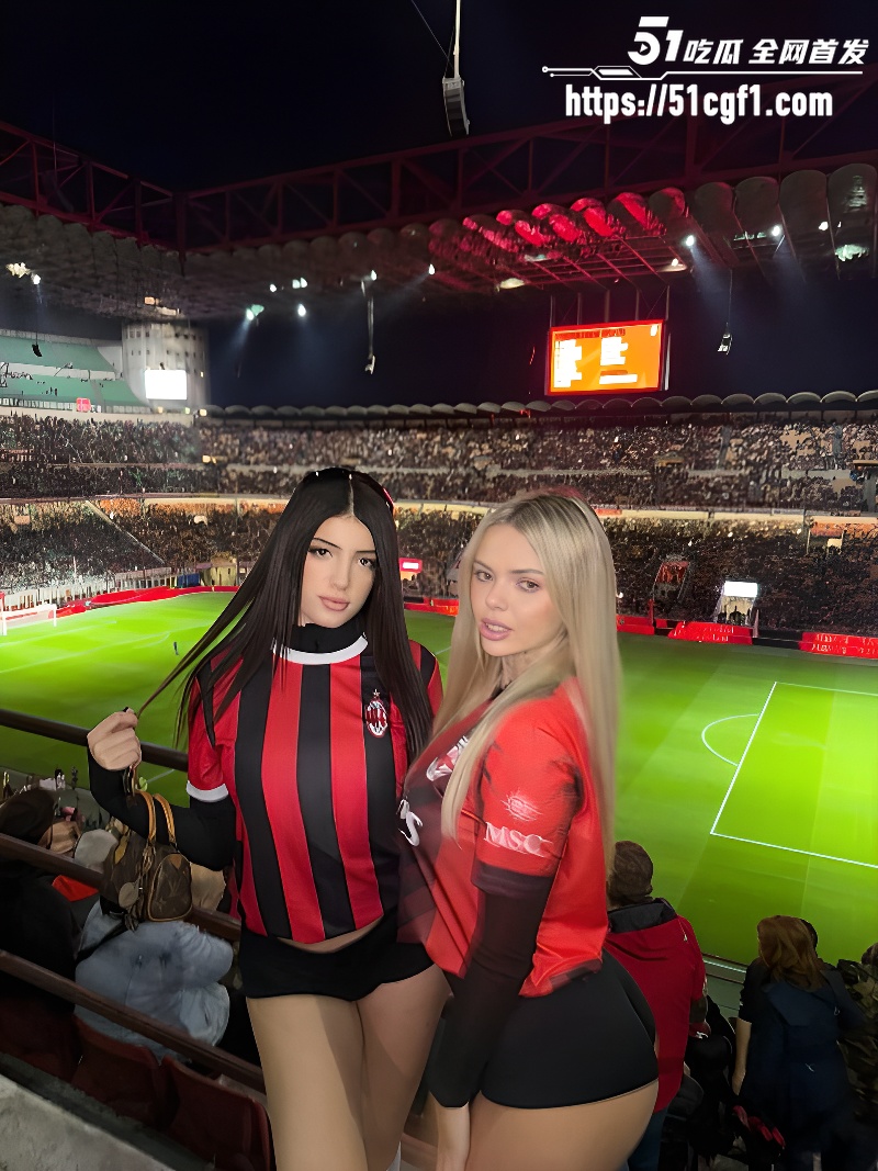 世界杯女球迷高燃露奶时刻 美女看台展露大奶 乳杀封神助威赛事