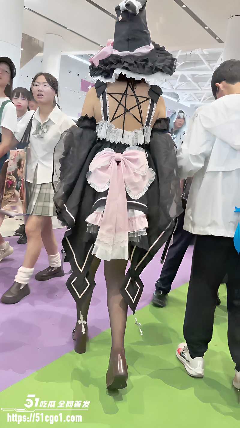 漫展抄底黑丝洛丽塔美女 长腿辣妹美臀诱惑十足 内裤夹逼超级色气