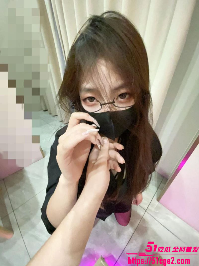 海角乱伦大神粉逼骚老婆 老婆在外被单男内射 居然还把精液夹在骚逼里带回来