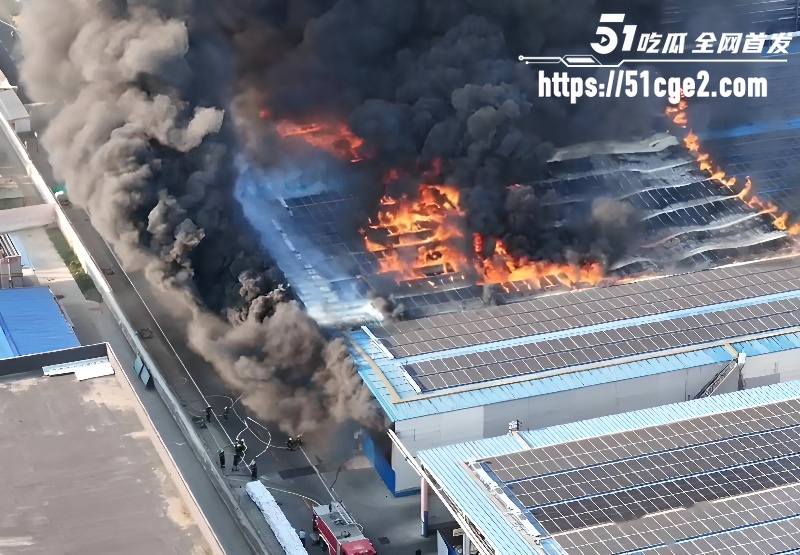 山东聊城阳谷突发大火 华泰化工石蜡料场烟雾冲天 厂区爆炸居民以为地震