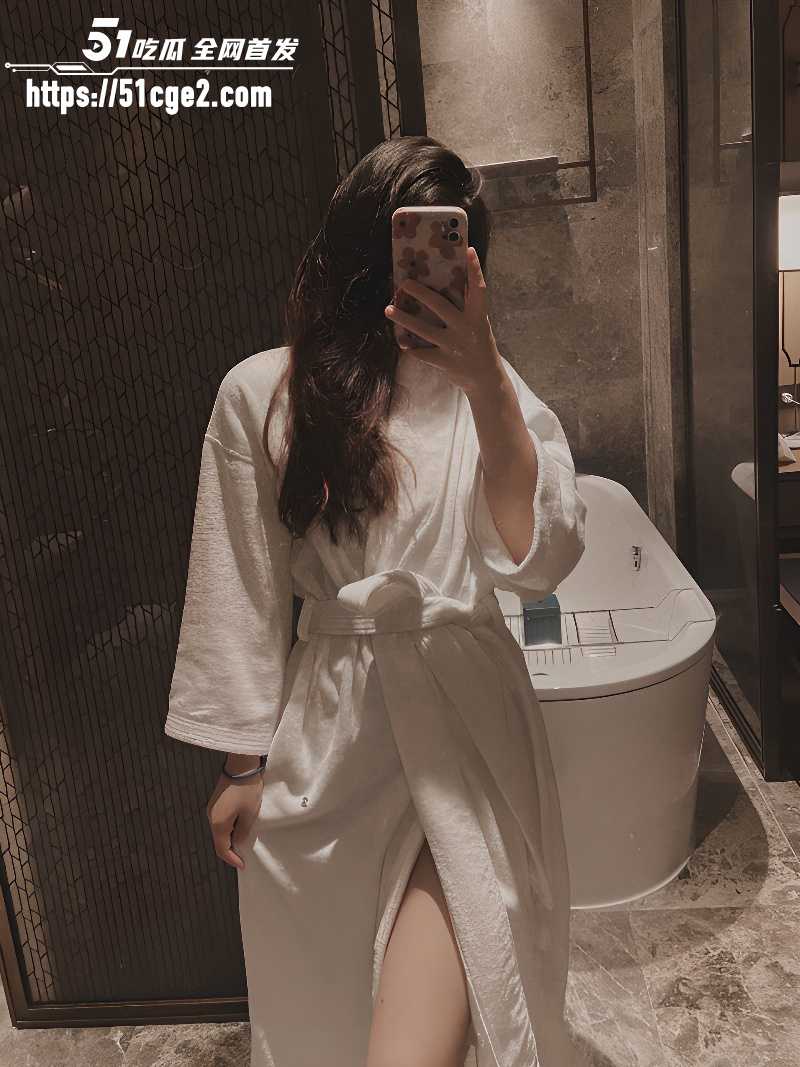 和老板娘出差看到她穿浴袍 真的忍不住 操自己老板娘是种什么体验