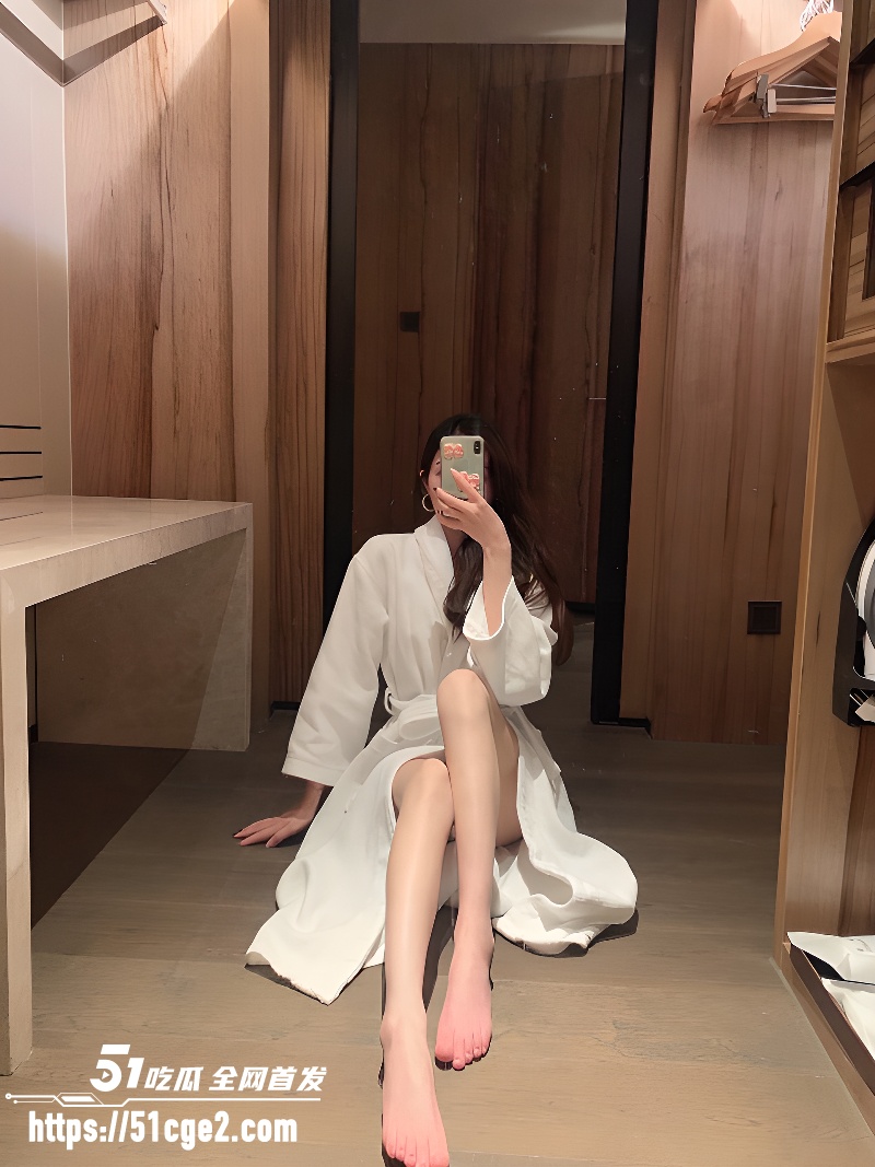 和老板娘出差看到她穿浴袍 真的忍不住 操自己老板娘是种什么体验