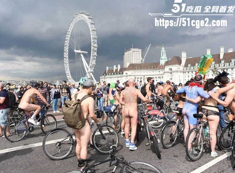 伦敦裸体骑行活动火热举行 1200多名男女集体脱光上阵 场面劲爆又荒诞！