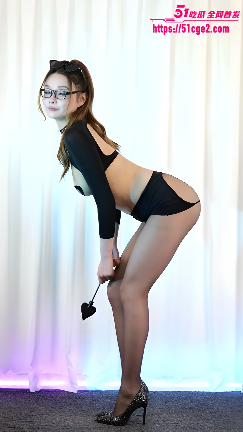 魔丽舞社风情女神 小唯 穿黑丝吊带顶逼扭臀骚舞 性感身躯极致诱惑欲望爆棚