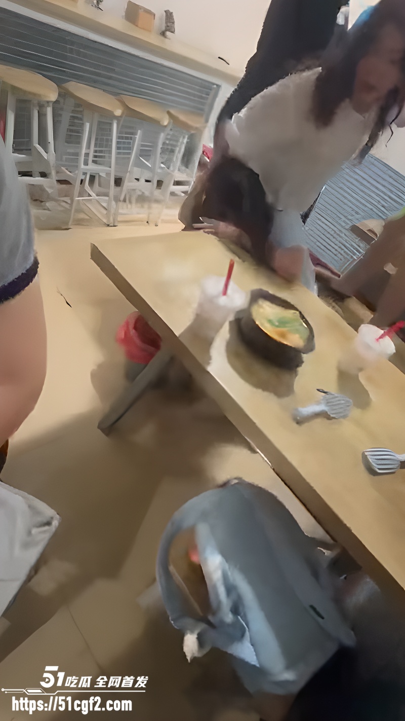 山东淄博网红 南哥与徐徐 探店时因言语冲突暴打少女 人设崩盘被网友口诛笔伐！
