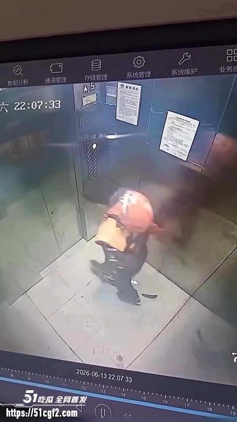 云南大便哥 淘宝外卖员 送餐途中在电梯拉屎 监控视频瞬间火爆出圈！