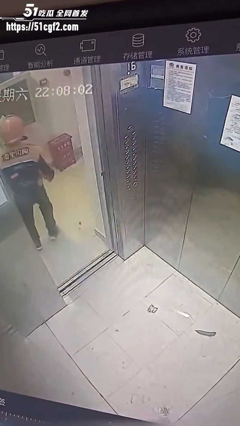 云南大便哥 淘宝外卖员 送餐途中在电梯拉屎 监控视频瞬间火爆出圈！