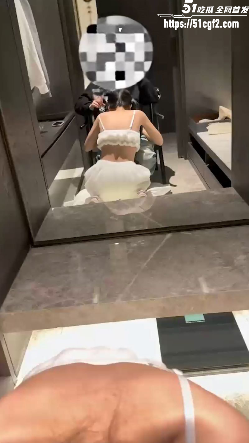 专约白虎萝莉 小远ovo 第十一期 双马尾少女深喉吞吐 奶油肌肤被操得泛起潮红！