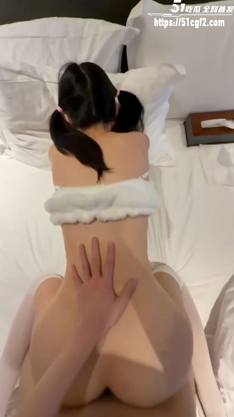 专约白虎萝莉 小远ovo 第十一期 双马尾少女深喉吞吐 奶油肌肤被操得泛起潮红！