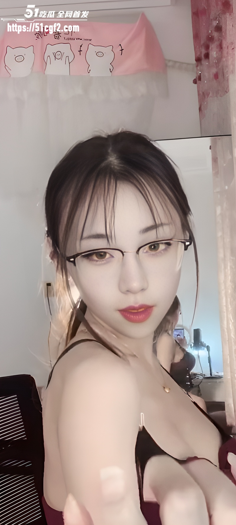 B站网红 灌注大白菜 舰长提督福利 扭腰摆臂狂舔话筒 淫骚身材直击心魂！