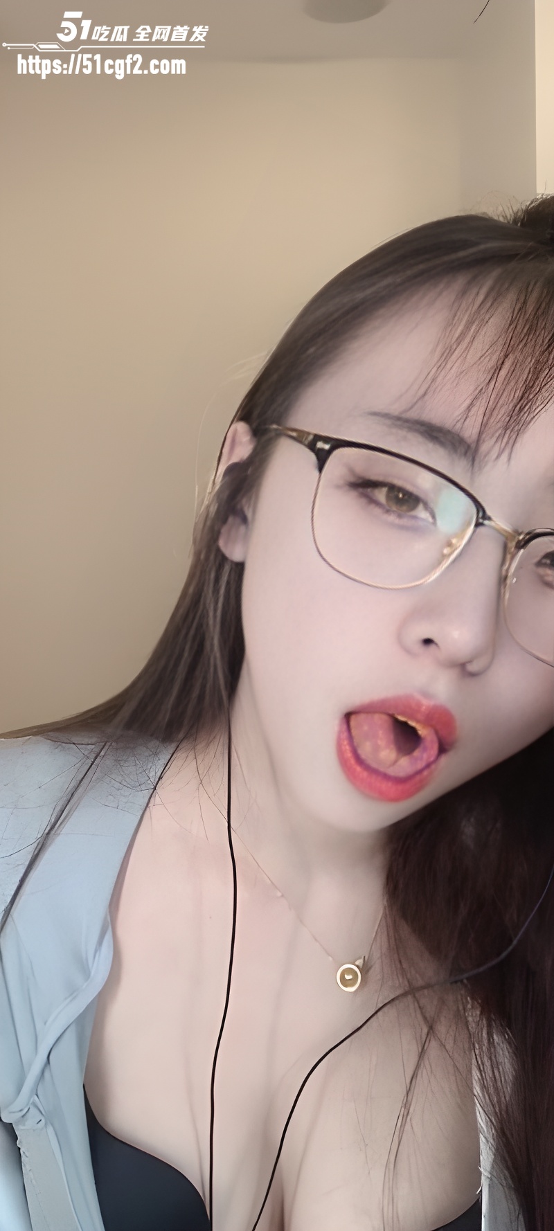 B站网红 灌注大白菜 舰长提督福利 扭腰摆臂狂舔话筒 淫骚身材直击心魂！