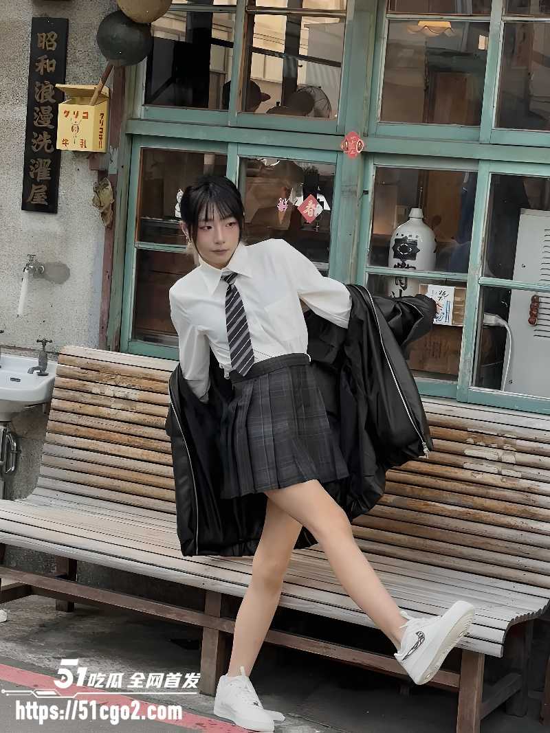 网红模特 依依 为2万块下海 拍摄裸舞和洗澡视频 全程露脸身材修长诱人！