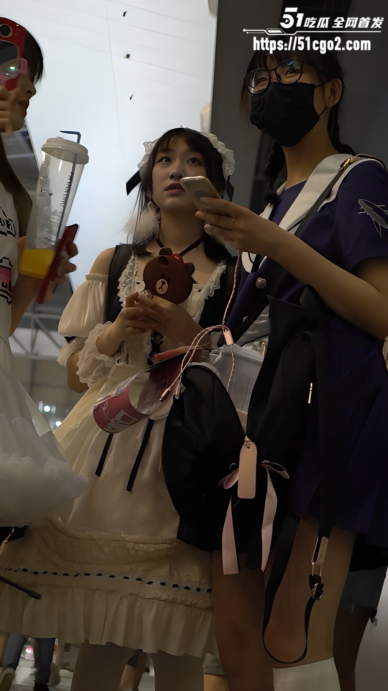漫展抄底洛丽塔少女 摄像头偷拍大三情侣厕所后入做爱 满足内心深处的偷窥欲！