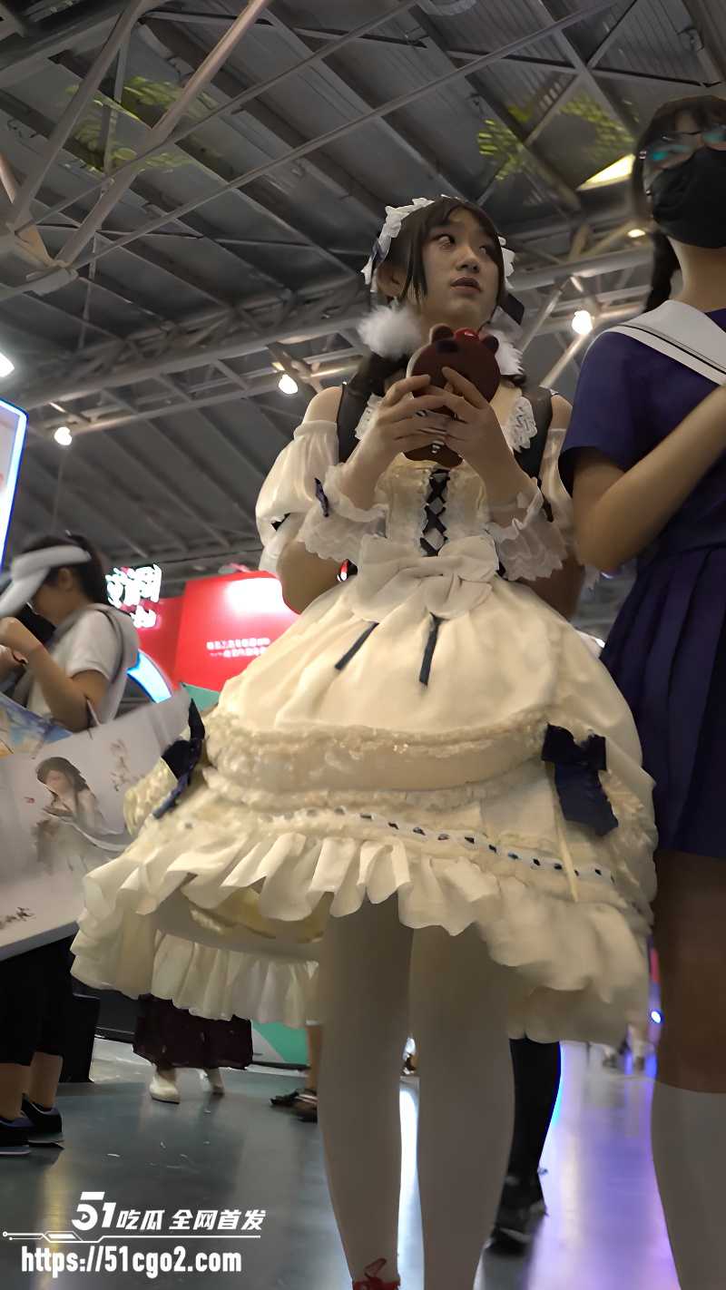 漫展抄底洛丽塔少女 摄像头偷拍大三情侣厕所后入做爱 满足内心深处的偷窥欲！