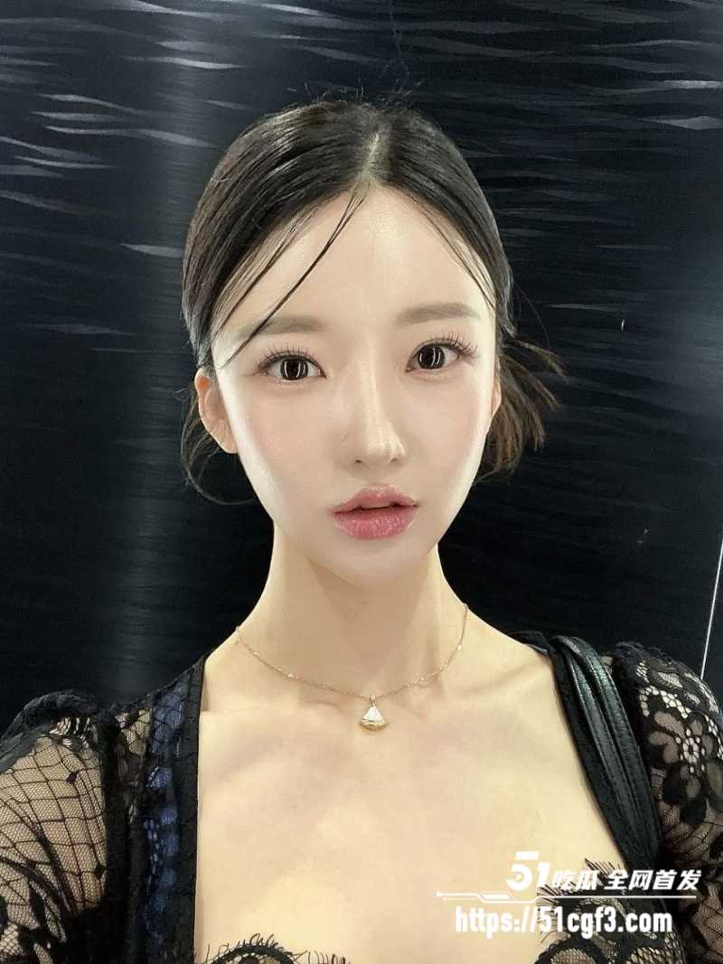 中俄混血绝色御姐 烦哈 穿开档黑丝美乳侍奉金主 无毛嫩穴被操到高潮喷水