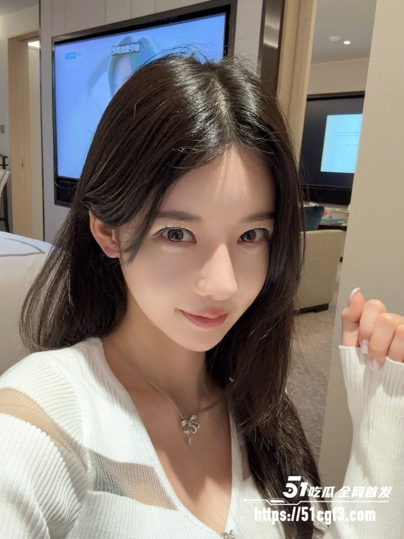 中俄混血绝色御姐 烦哈 穿开档黑丝美乳侍奉金主 无毛嫩穴被操到高潮喷水